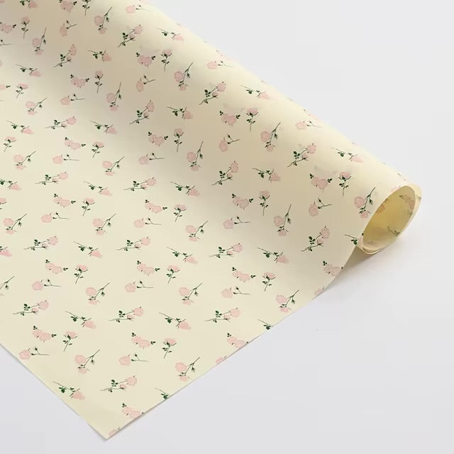 Envoltura floral con diseño de rosas de papel
