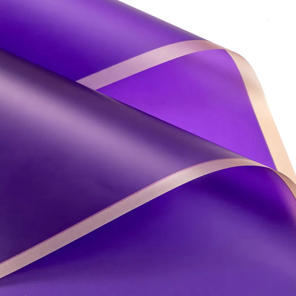 Papel de regalo con diseño floral y borde dorado