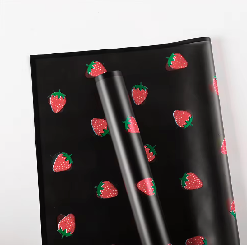 Papel de regalo con diseño floral de fresa
