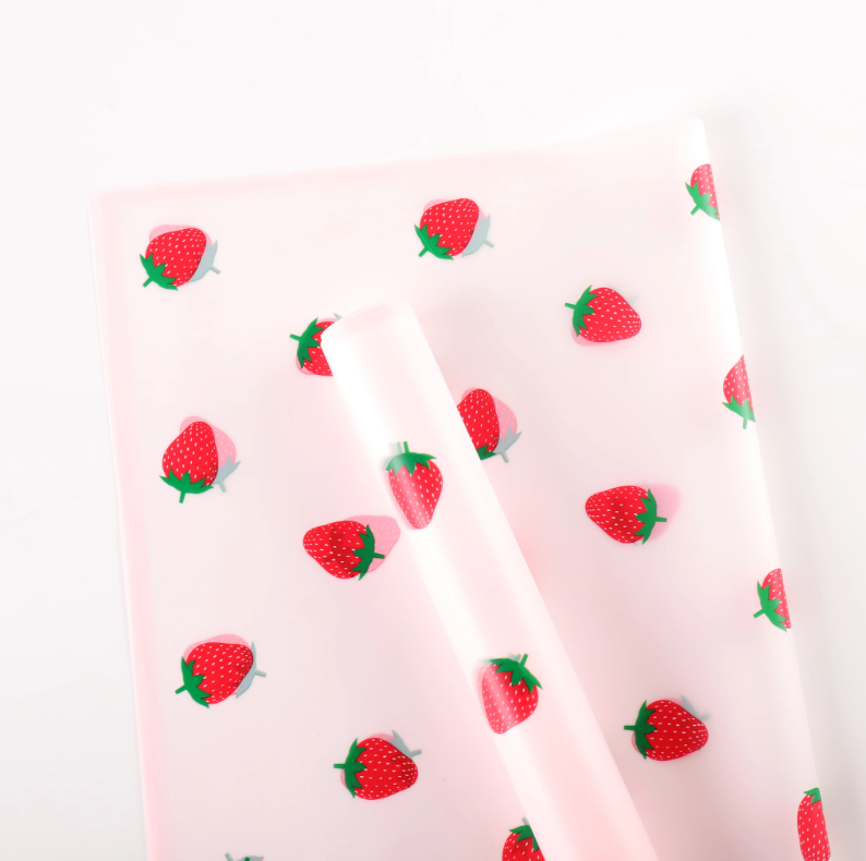 Papel de regalo con diseño floral de fresa
