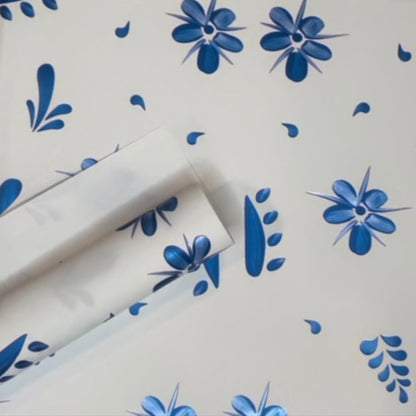 Papel de regalo con diseño floral de flores azules