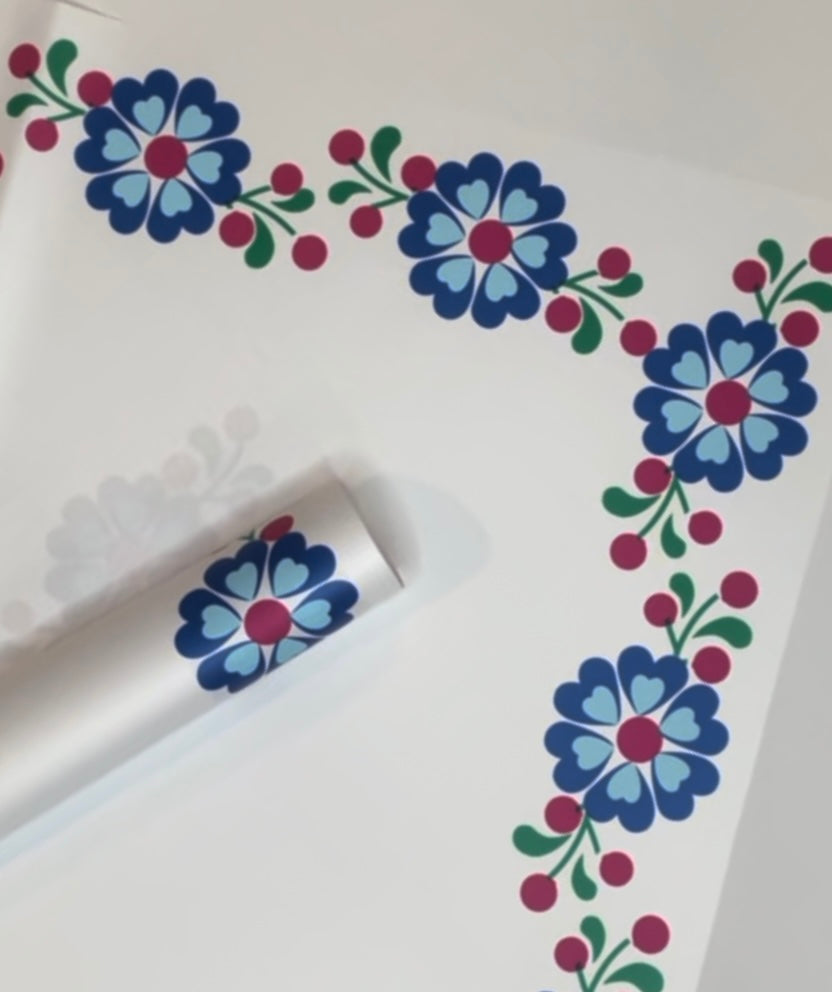 Papel de regalo con diseño floral de flores azules