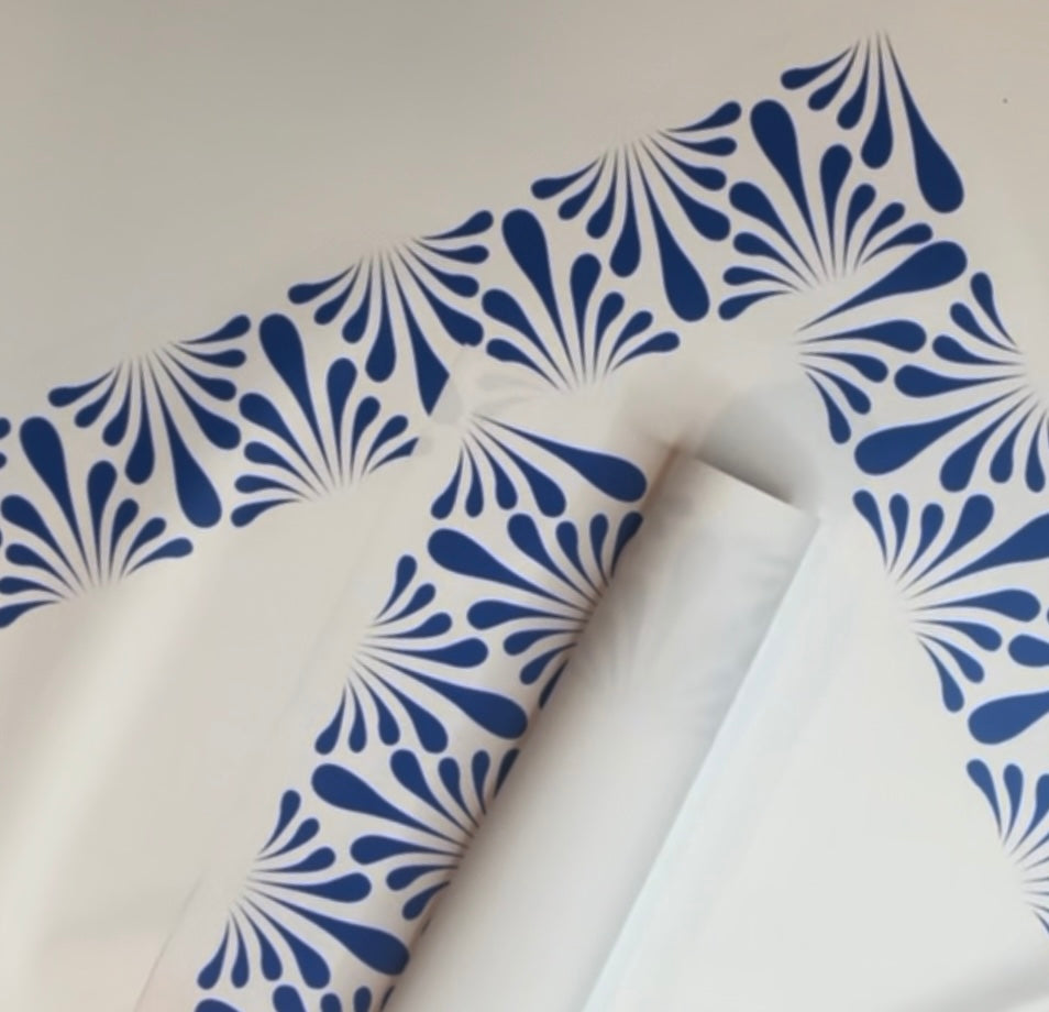 Papel de regalo con diseño floral de flores azules