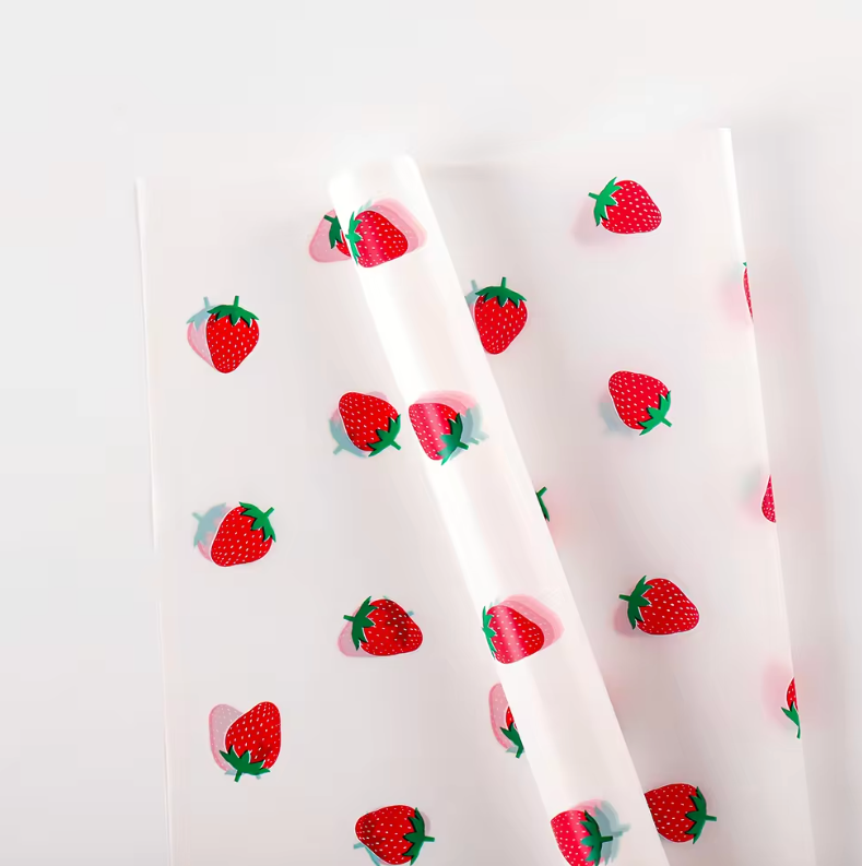 Papel de regalo con diseño floral de fresa