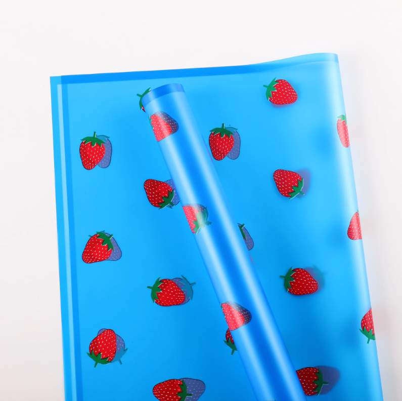 Papel de regalo con diseño floral de fresa