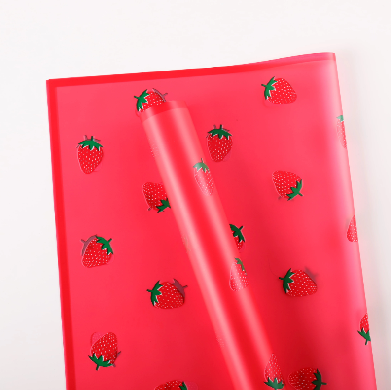 Papel de regalo con diseño floral de fresa