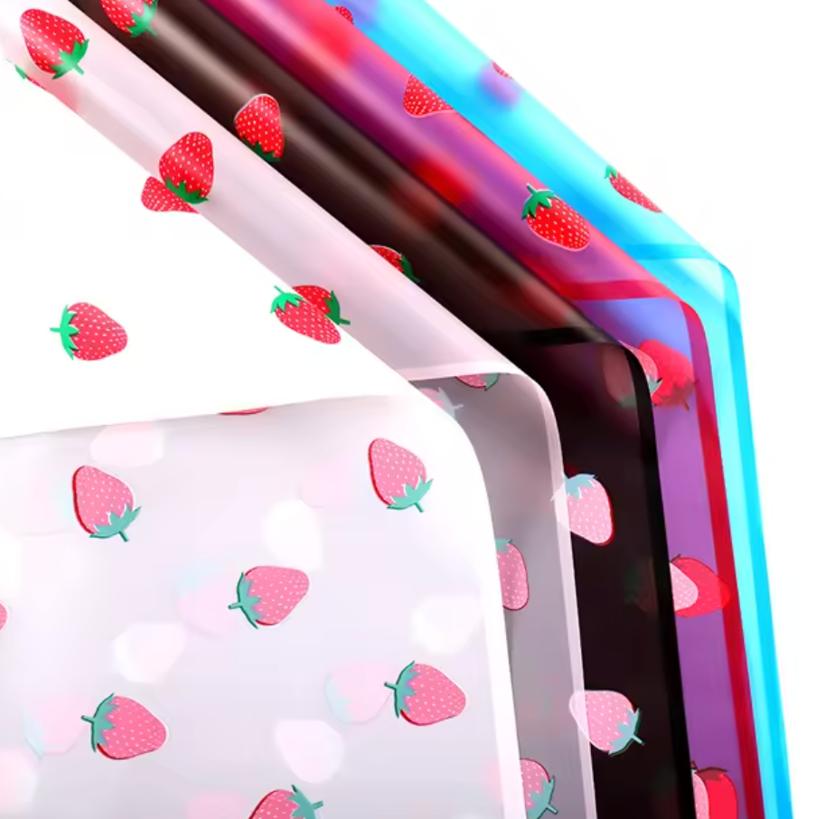 Papel de regalo con diseño floral de fresa