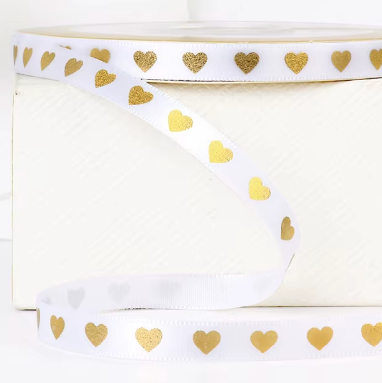 Cintas de corazón dorado