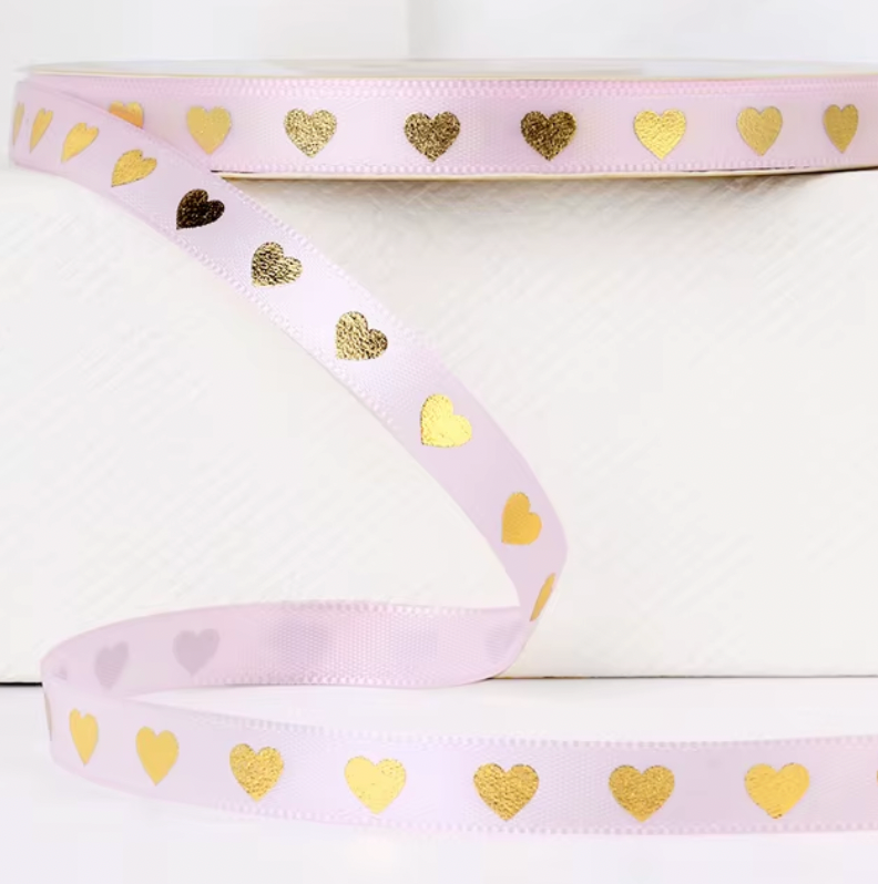 Cintas de corazón dorado