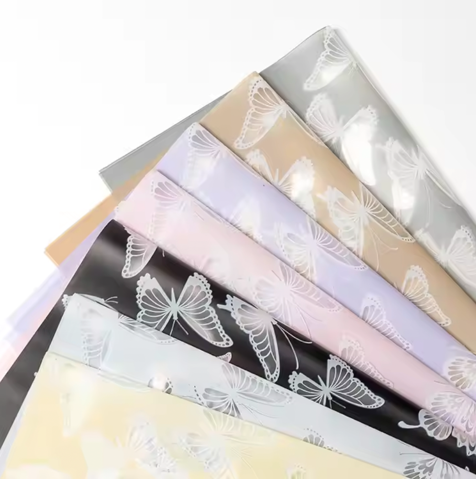 Papel de regalo floral de mariposa