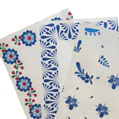 Papel de regalo con diseño floral de flores azules