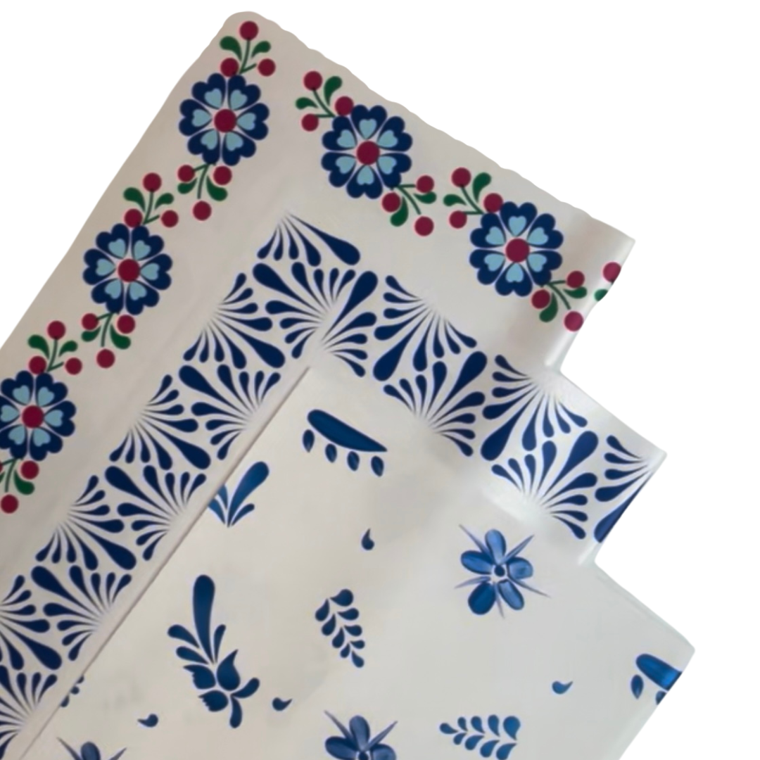 Papel de regalo con diseño floral de flores azules